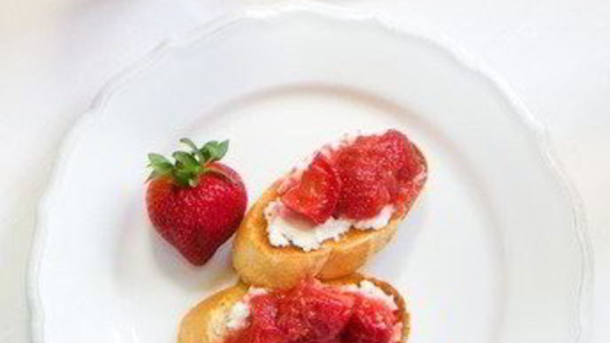 Рецепт брускетты с маскарпоне и свежей клубникой