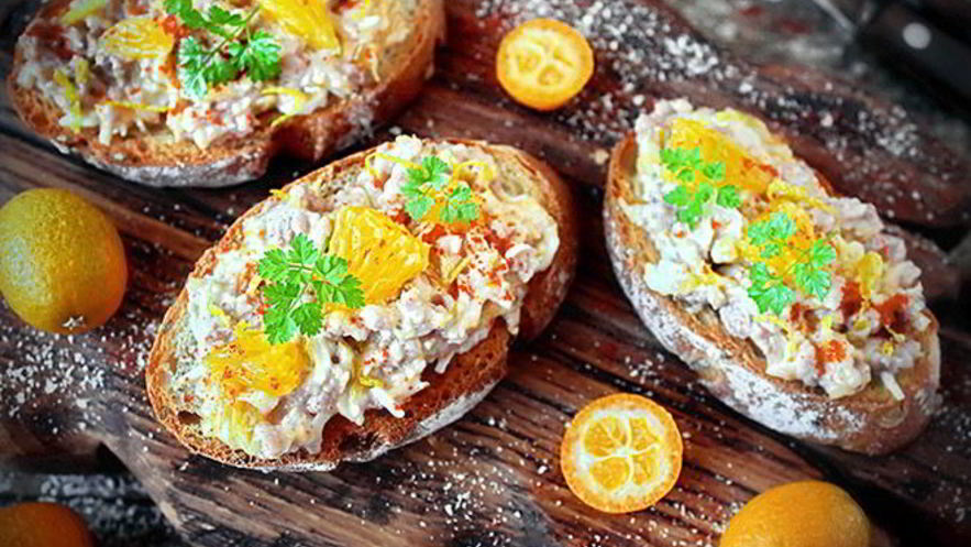 Рецепт брускетты с печенью трески и апельсином