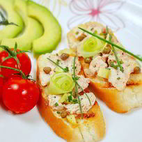 Брускетта с печенью трески