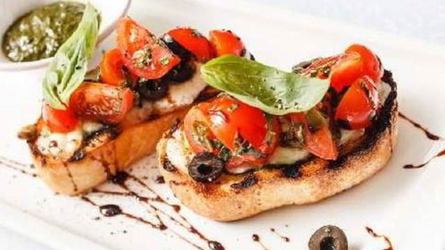 Рецепт брускетты с помидорами и брынзой