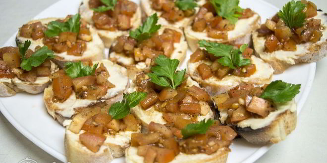 Рецепт брускетты с помидорами и сыром