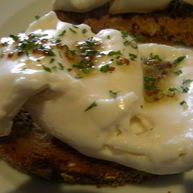 Рецепт Брускетты с теплым козьим сыром и уксусно-горчичной заправкой