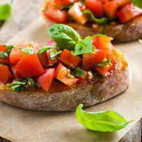 Рецепт Брускетты с томатами и базиликом