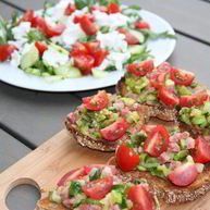 Рецепт Брускетты с цукини, зеленым луком и беконом