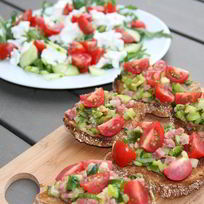 Рецепт Брускетты с цукини, зеленым луком и беконом