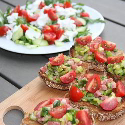 Рецепт Брускетты с цукини, зеленым луком и беконом