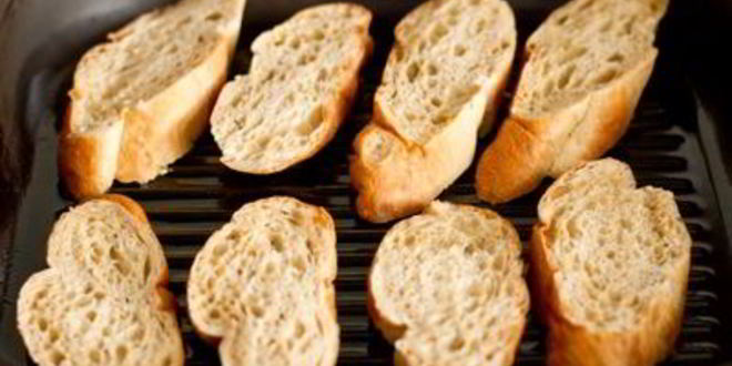 Рецепт брускетты с уткой, рукколой и бальзамическим соусом