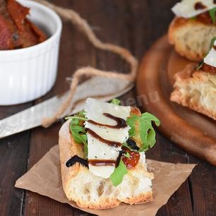 Рецепт Брускетты с вялеными томатами