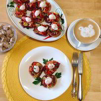 Брускетты с бастурмой и яйцом пашот из перепелиного яйца