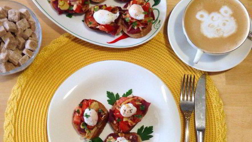 Рецепт брускетт с бастурмой и яйцом пашот из перепелиного яйца