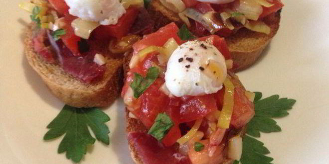 Рецепт брускетт с бастурмой и яйцом пашот из перепелиного яйца