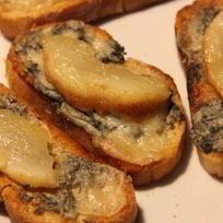 Брускетты с грушей и сыром