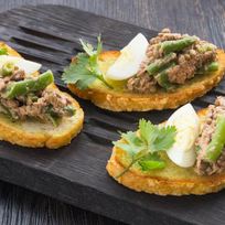 Рецепт Брускетт с салатом из тунца с чечевицей