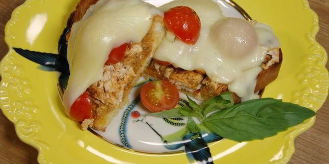 Рецепт бутербродов с курицей, моцареллой и красным песто