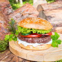 Бургер-гриль с говяжьей котлетой и соусом дзадзики