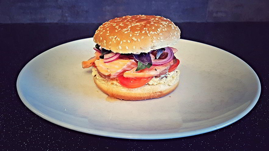 Рецепт бургера с семгой и омлетом