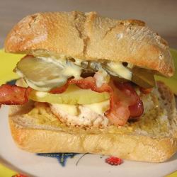 Рецепт Бургеров с курицей, беконом и голубым сыром