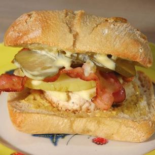 Рецепт Бургеров с курицей, беконом и голубым сыром