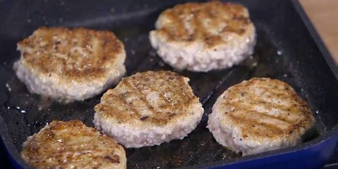 Рецепт бургеров с курицей, беконом и голубым сыром