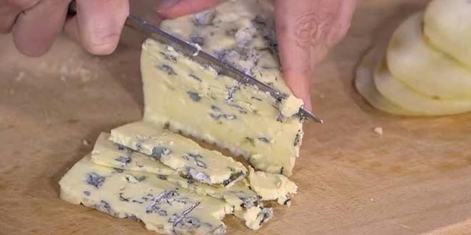 Рецепт бургеров с курицей, беконом и голубым сыром