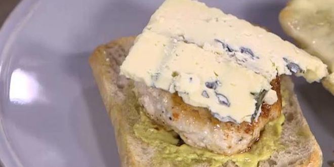 Рецепт бургеров с курицей, беконом и голубым сыром