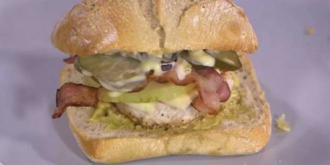 Рецепт бургеров с курицей, беконом и голубым сыром