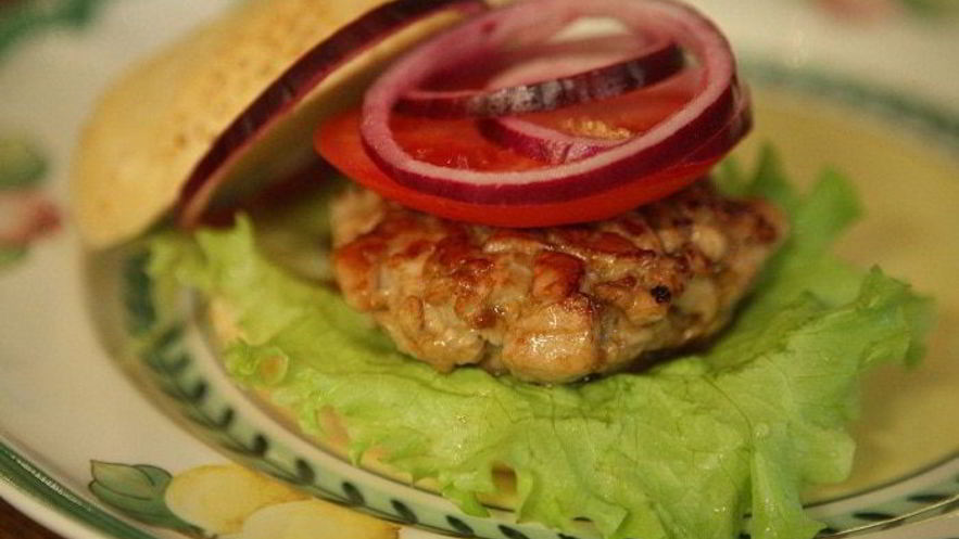 Рецепт бургеров с тунцом, луком и помидорами