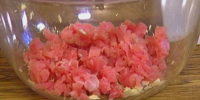 Рецепт бургеров с тунцом, луком и помидорами