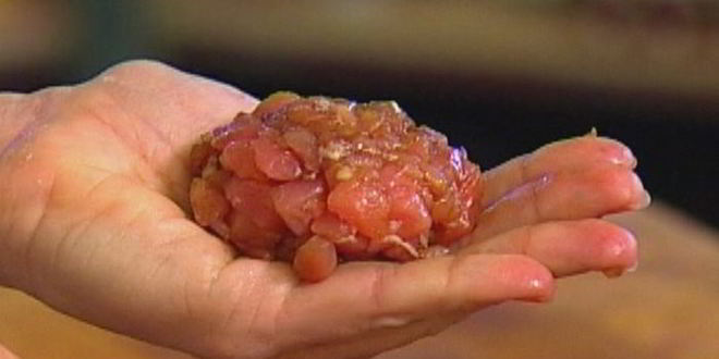 Рецепт бургеров с тунцом, луком и помидорами