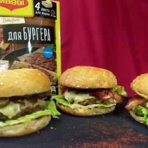 Рецепт Говяжьего бургера с карамелизованным луком, беконом и гаудой