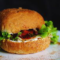 Рецепт Низкокалорийного бургера со сливочным сыром и куриной грудкой