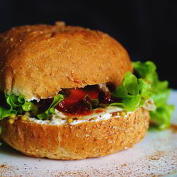 Рецепт Низкокалорийного бургера со сливочным сыром и куриной грудкой