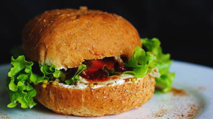 Рецепт Низкокалорийного бургера со сливочным сыром и куриной грудкой