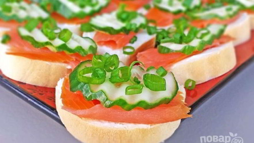 Рецепт бутербродов с красной рыбой и огурцом