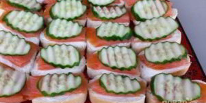 Рецепт бутербродов с красной рыбой и огурцом