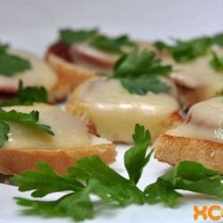 Рецепт Горячих бутербродов с колбасой и сыром
