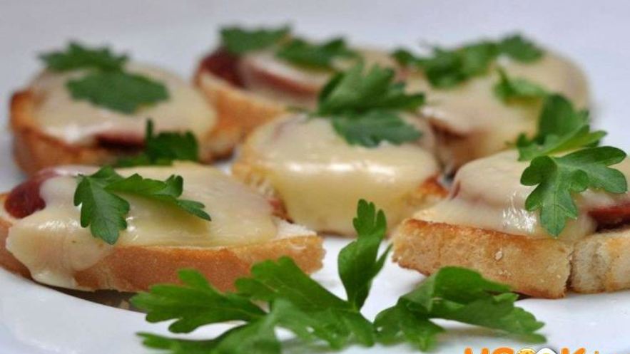 Рецепт горячих бутербродов с колбасой и сыром