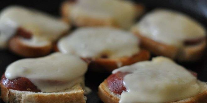 Рецепт горячих бутербродов с колбасой и сыром