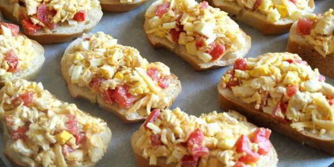 Рецепт горячих бутербродов с курицей и помидорами