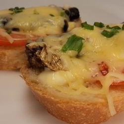 Рецепт Горячих бутербродов со шпротами и сыром