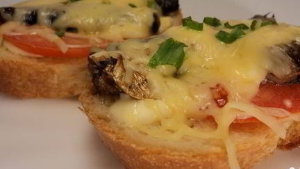 Рецепт Горячих бутербродов со шпротами и сыром