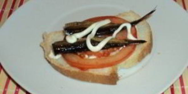 Рецепт горячих бутербродов со шпротами и сыром