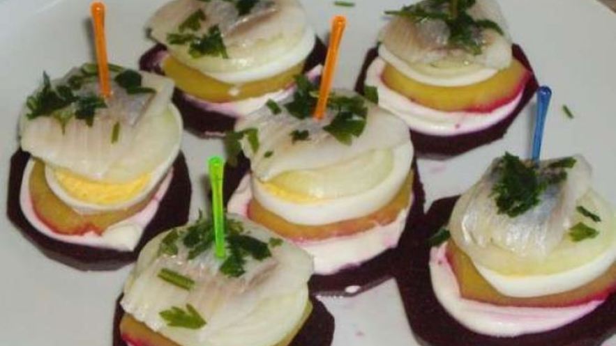 Рецепт овощных бутербродов с сельдью