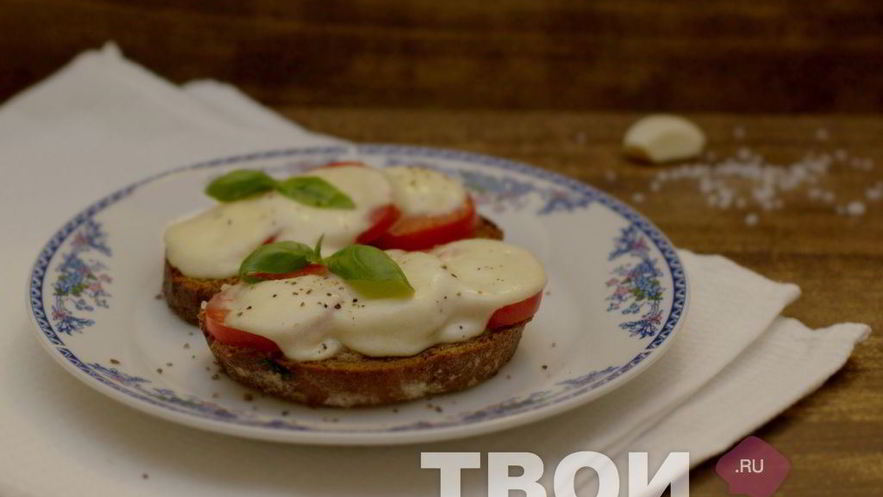 Рецепт запеченного бутерброда с помидором и моцареллой