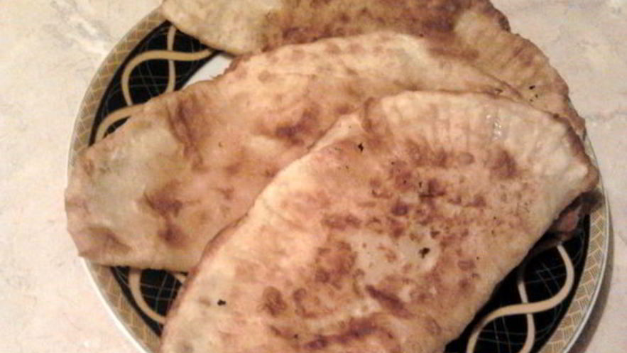 Рецепт чебуреков с мясом, сыром и помидорами