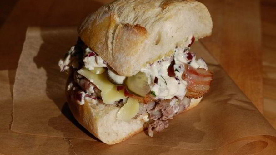 Рецепт чизбургера с беконом и дижонским соусом