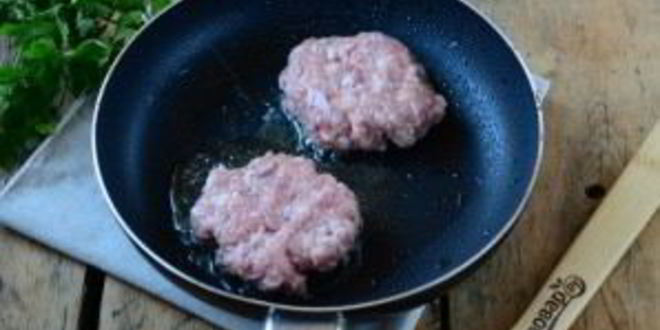 Рецепт чизбургера с гренками и яйцом