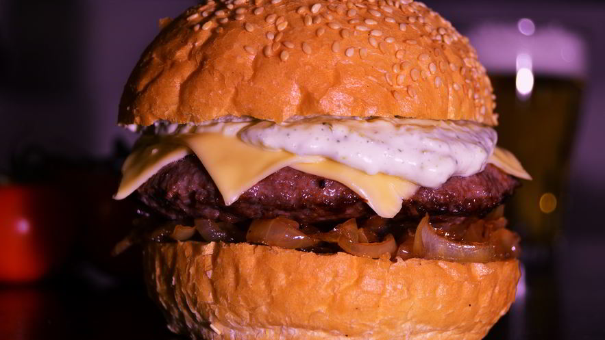 Рецепт чизбургера с карамелизованным луком с бальзамическим уксусом и соусом тар-тар