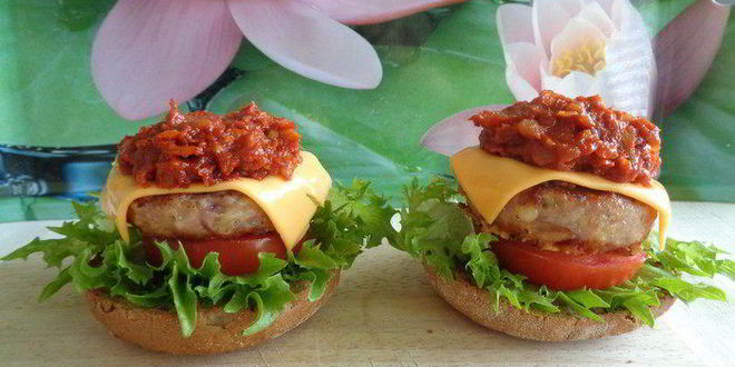 Рецепт домашнего чизбургера с соусом барбекю