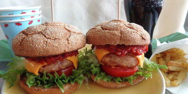 Рецепт домашнего чизбургера с соусом барбекю